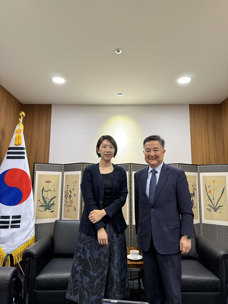 李殷鎬代表，接見賴依欣台中市立美術館長