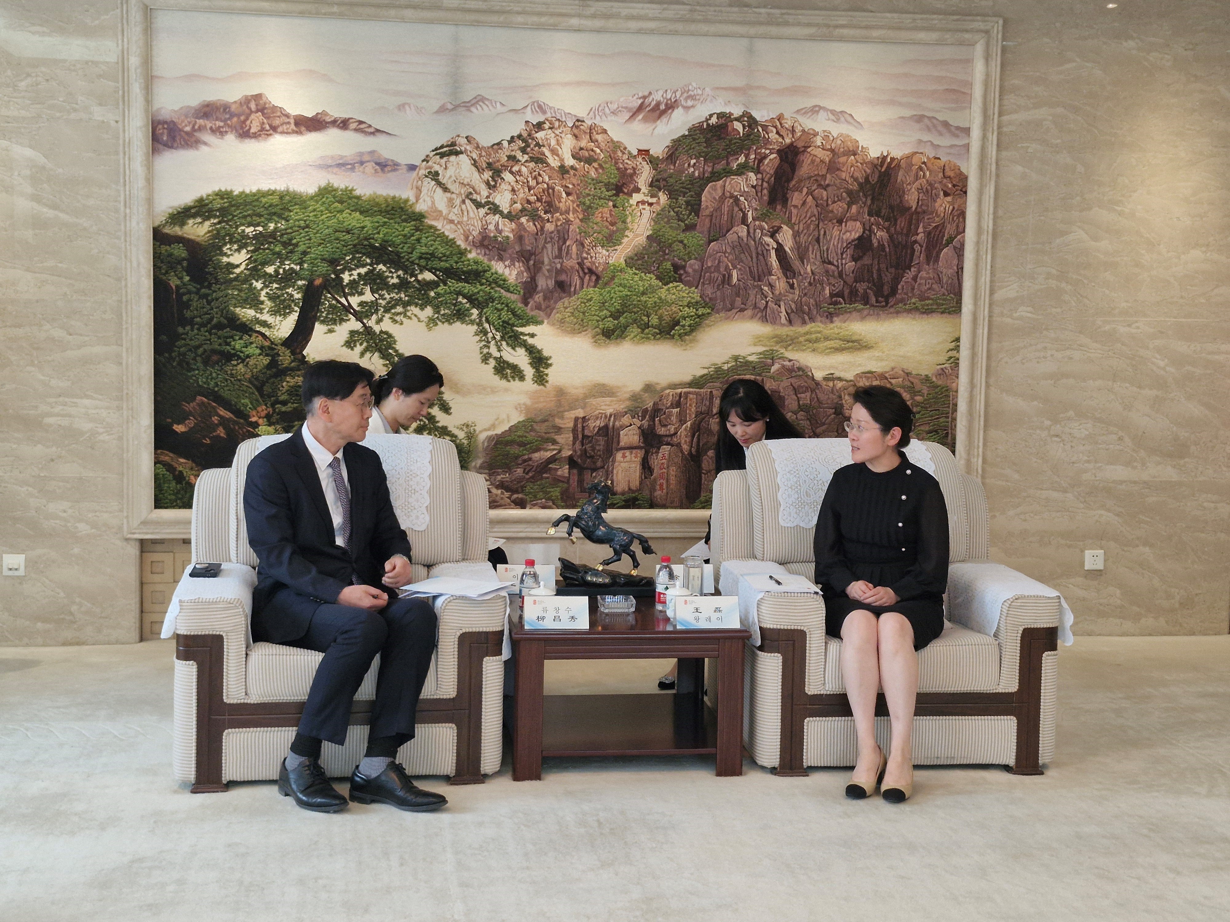 总领事会见山东省商务厅长(4.30)